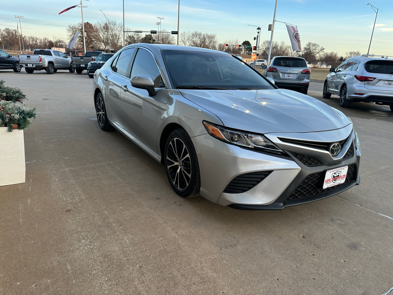 Toyota Camry SE Auto (Natl) 2020