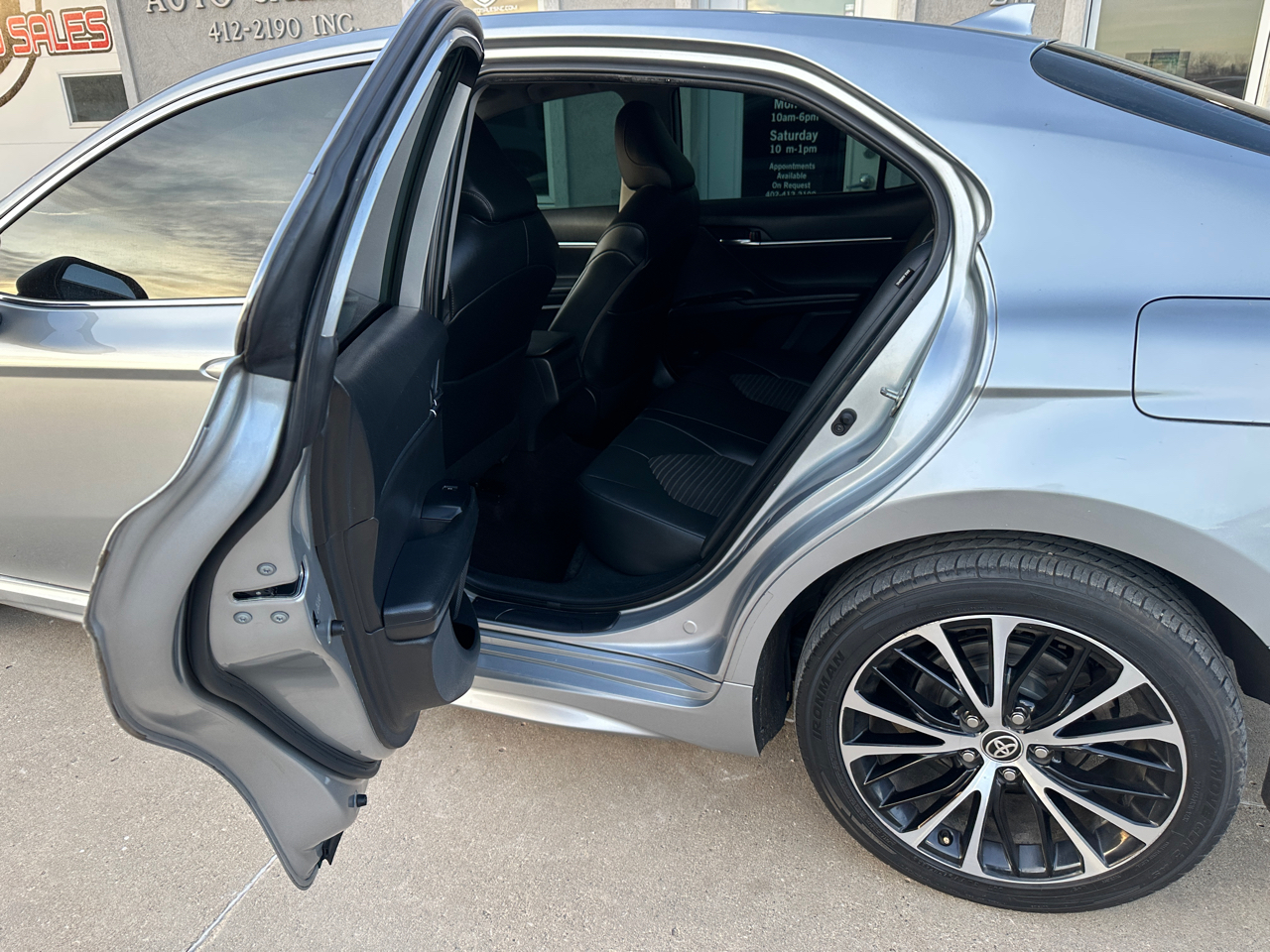 Toyota Camry SE Auto (Natl) 2020