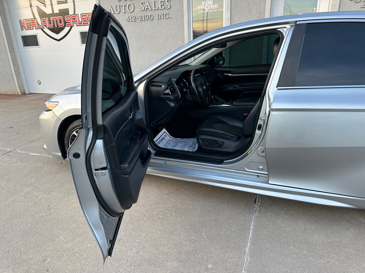 Toyota Camry SE Auto (Natl) 2020