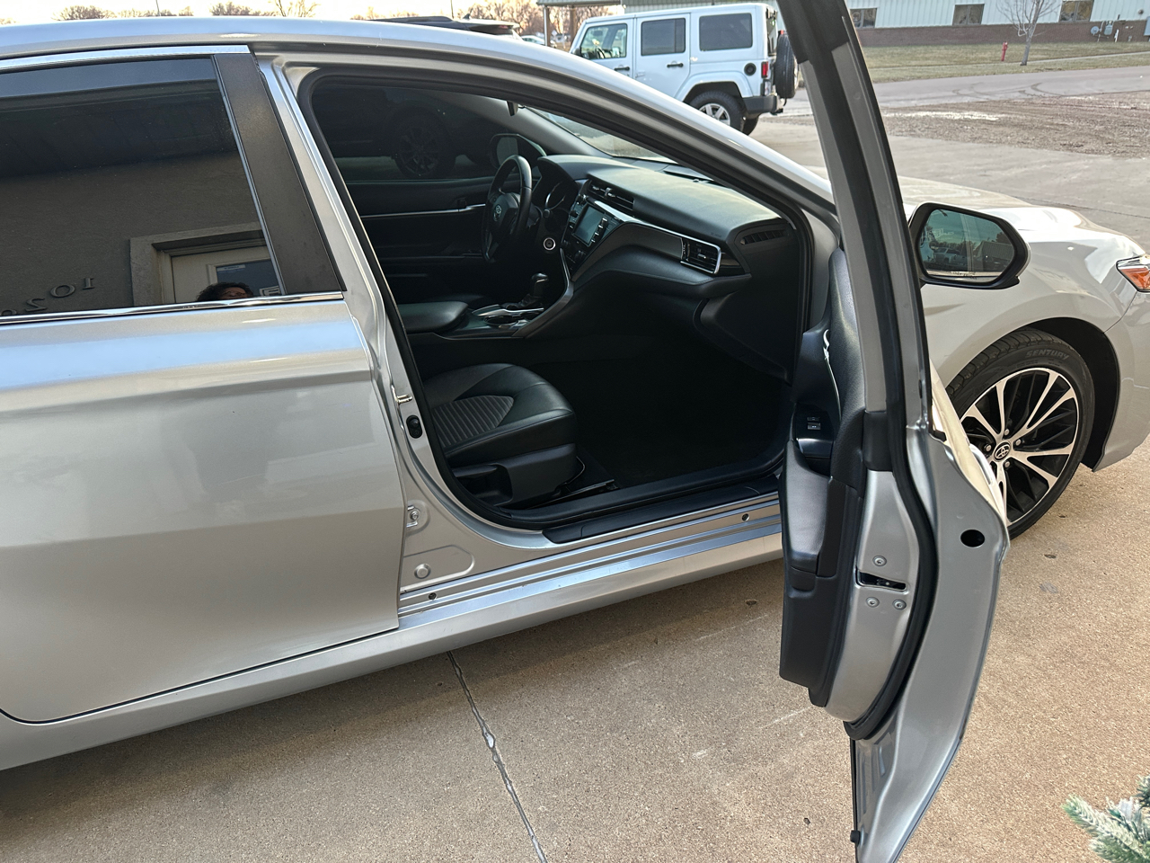 Toyota Camry SE Auto (Natl) 2020