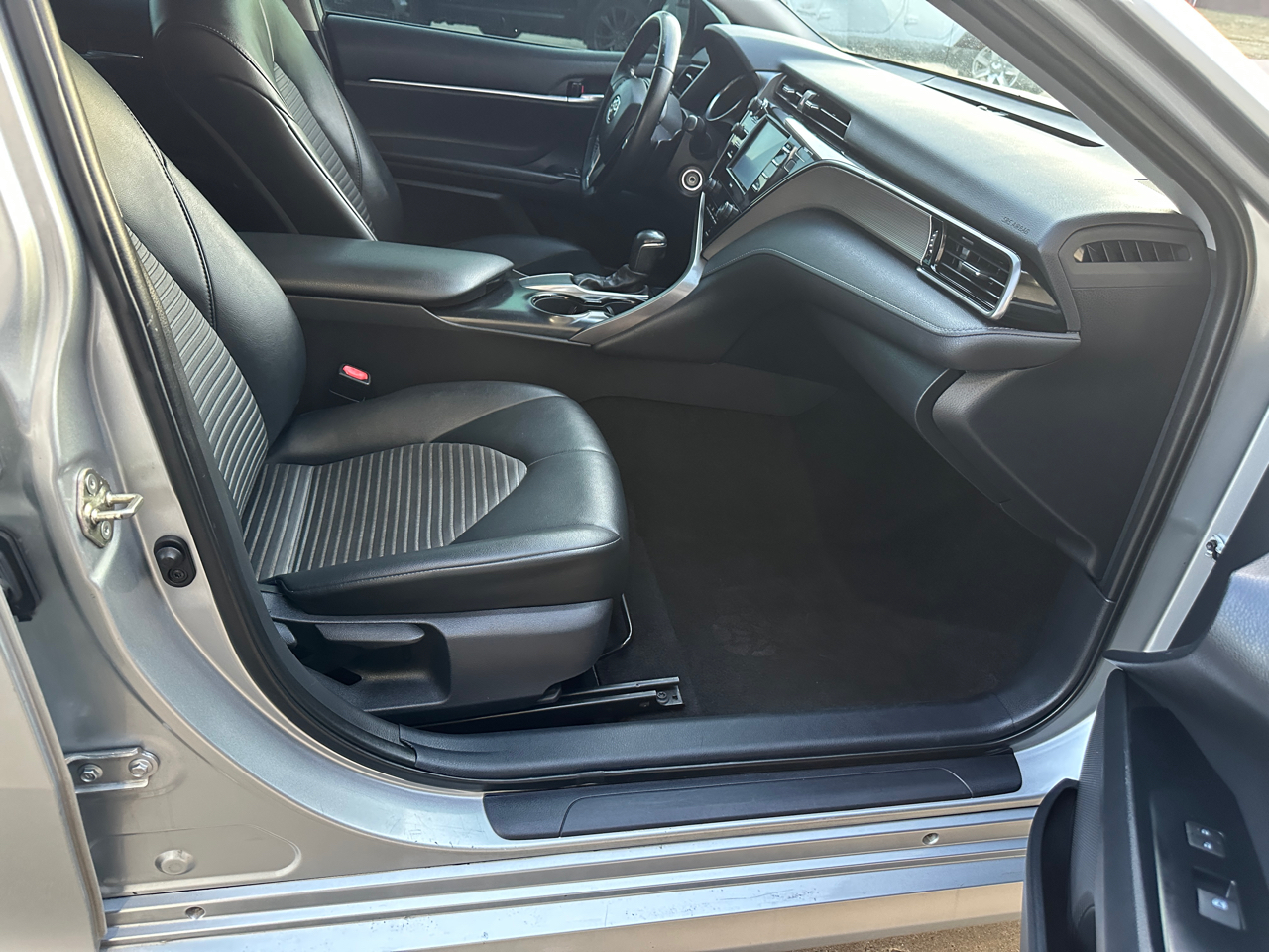 Toyota Camry SE Auto (Natl) 2020