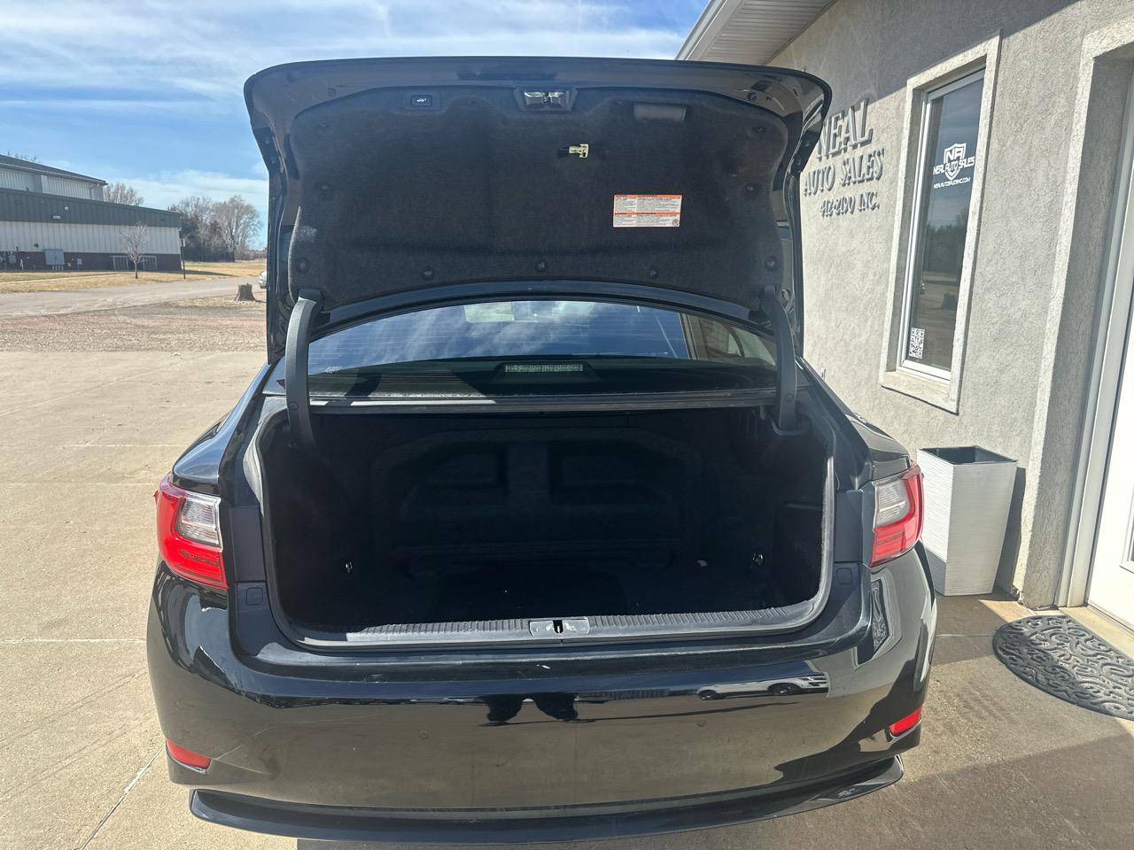 Lexus ES 300h 4dr Sdn Hybrid 2016