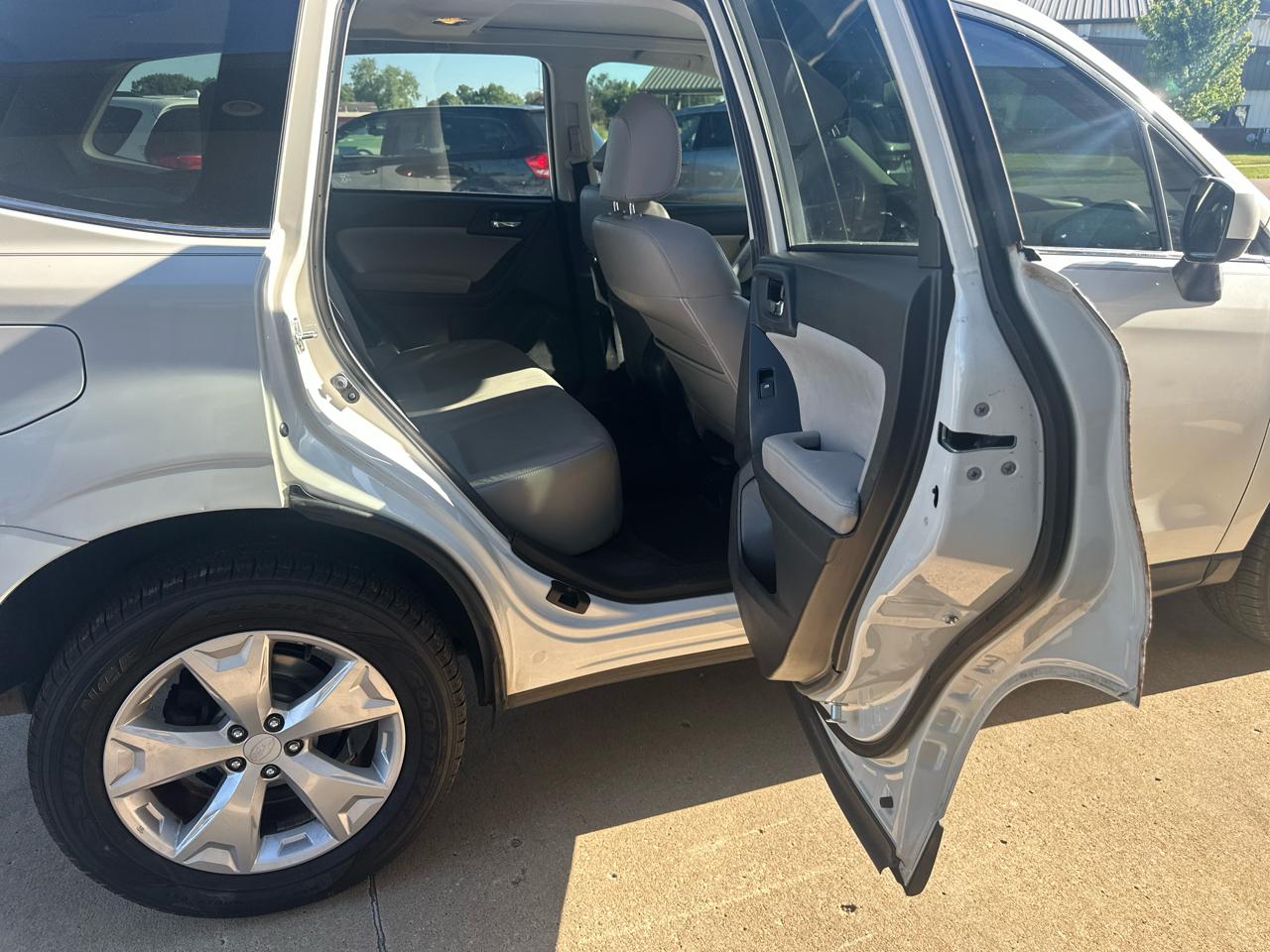 Subaru Forester 4dr CVT 2.5i Limited PZEV 2016