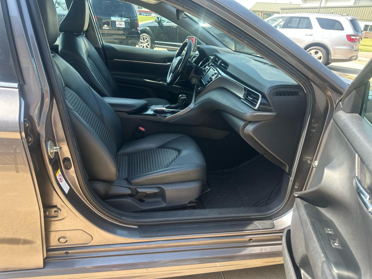 Toyota Camry XLE Auto (Natl) 2019