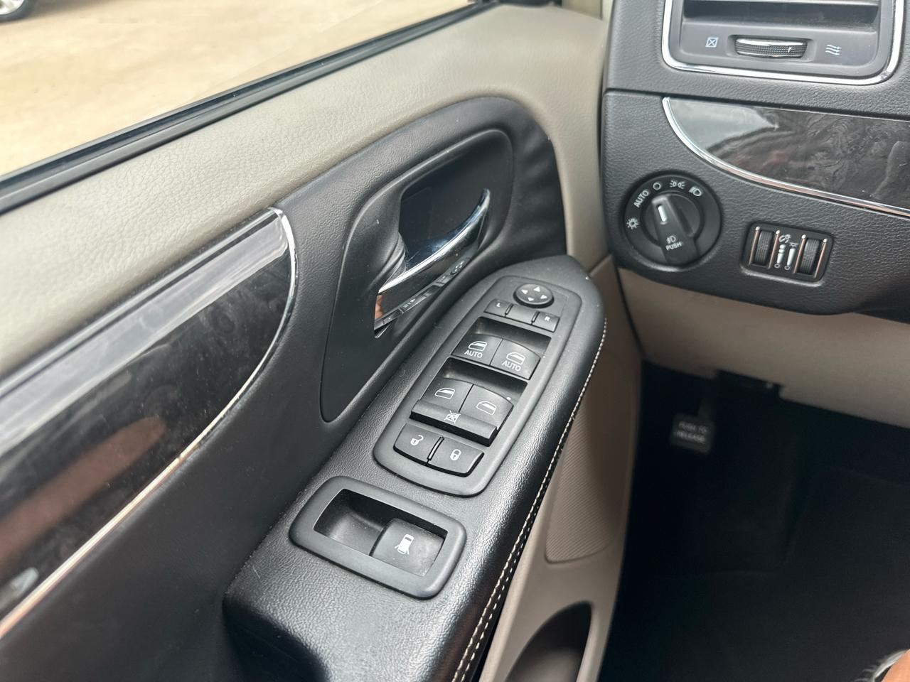 Chrysler Town & Country 4dr Wgn Touring-L 2013