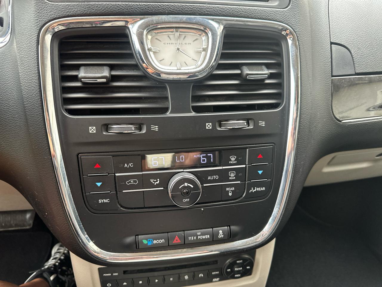 Chrysler Town & Country 4dr Wgn Touring-L 2013