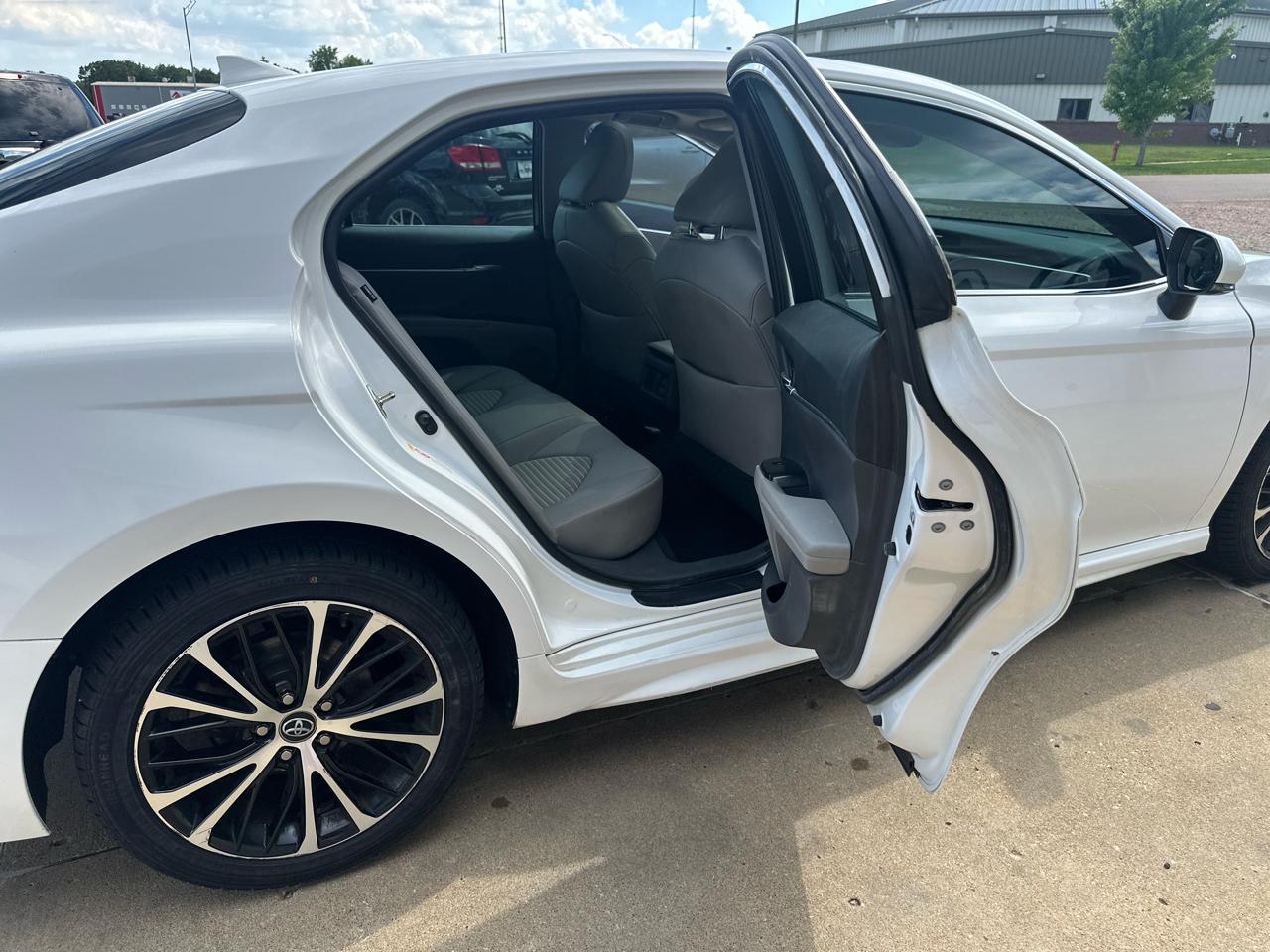 Toyota Camry XLE Auto (Natl) 2018