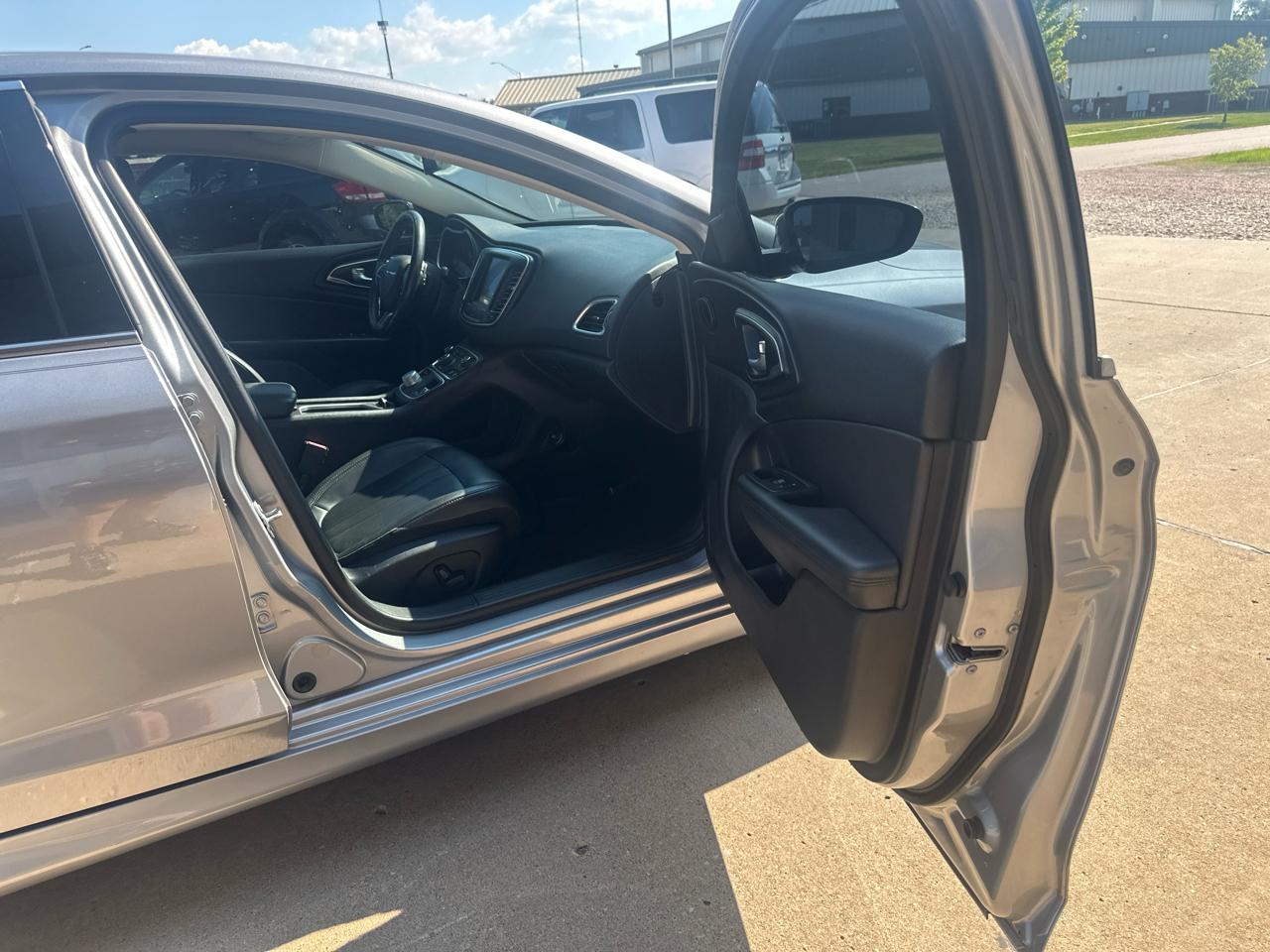 Chrysler 200 4dr Sdn Limited Platinum FWD 2016