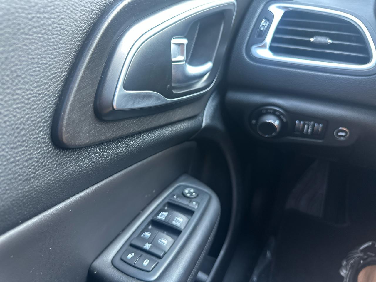 Chrysler 200 4dr Sdn Limited Platinum FWD 2016