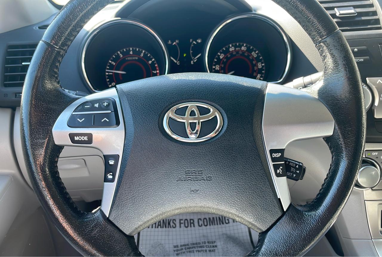 Toyota Highlander 4WD 4dr V6 (Natl) 2012
