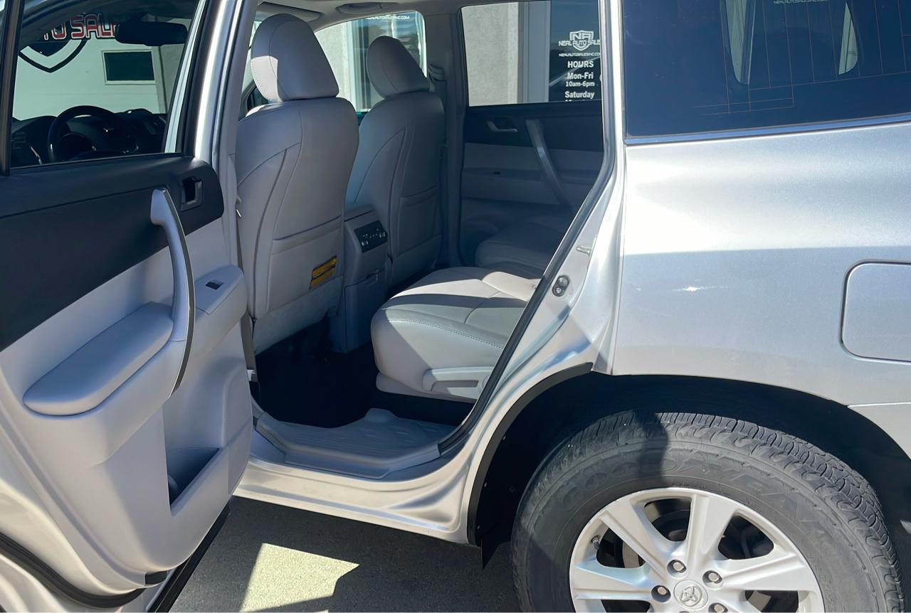 Toyota Highlander 4WD 4dr V6 (Natl) 2012