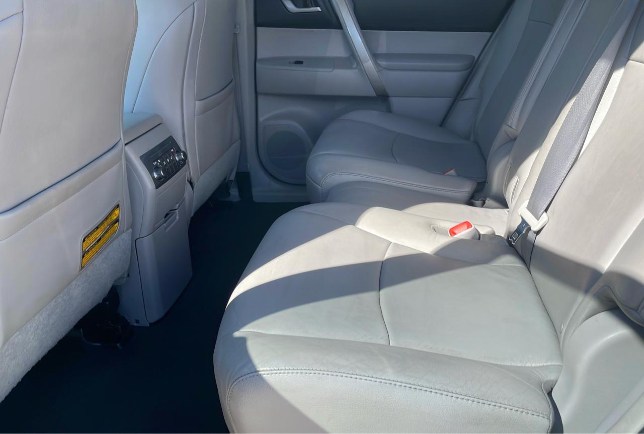 Toyota Highlander 4WD 4dr V6 (Natl) 2012