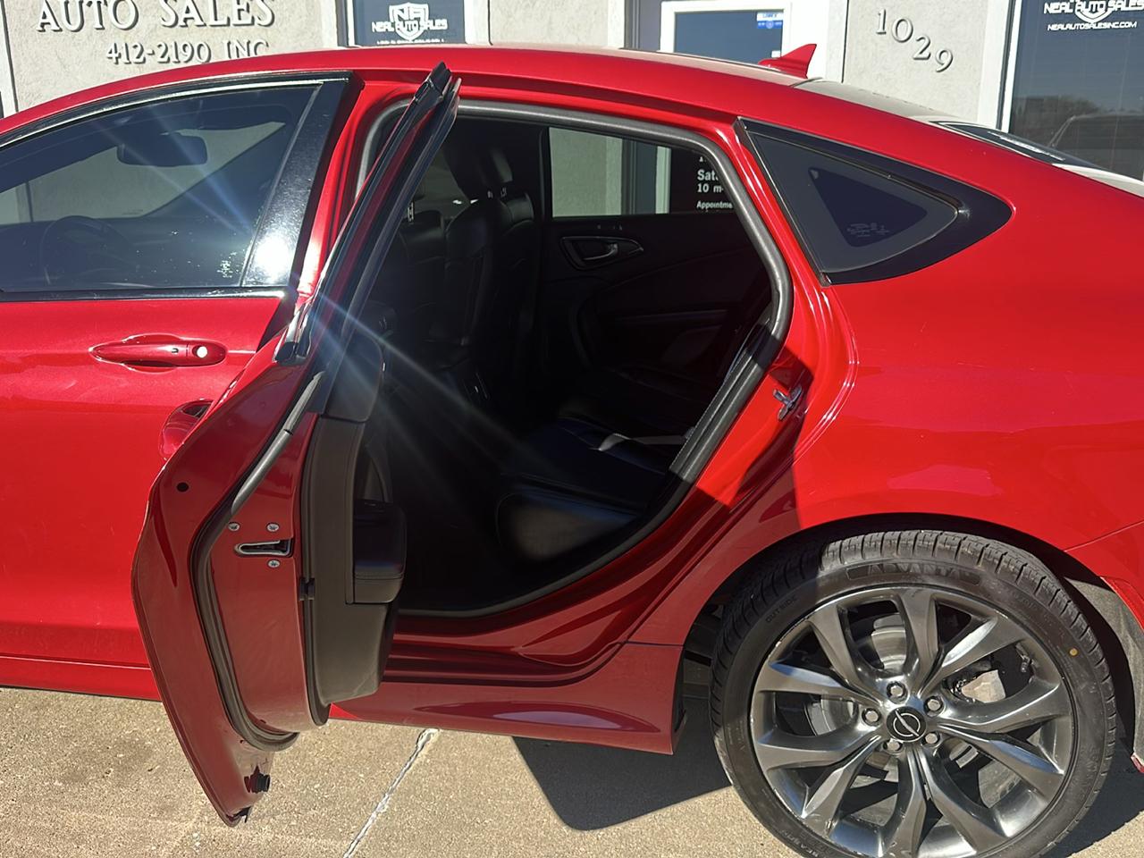Chrysler 200 4dr Sdn S AWD 2016