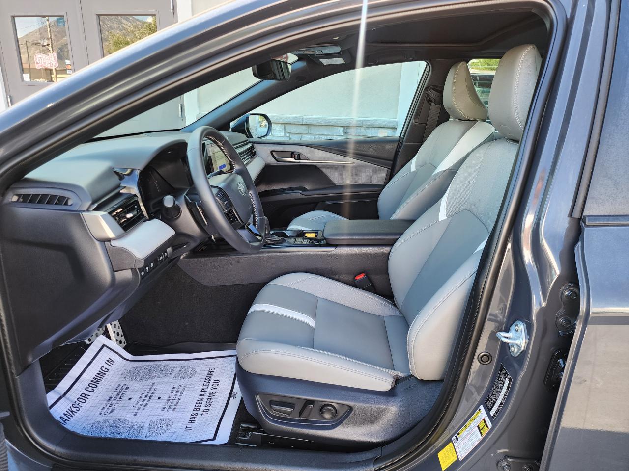 Toyota Camry Hybrid SE AWD 2025