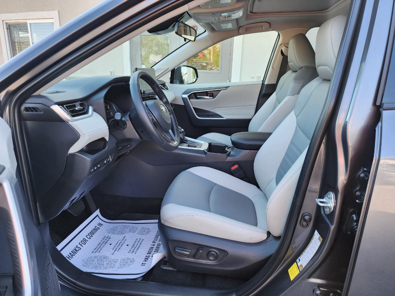 Toyota RAV4 XLE Premium AWD 2025
