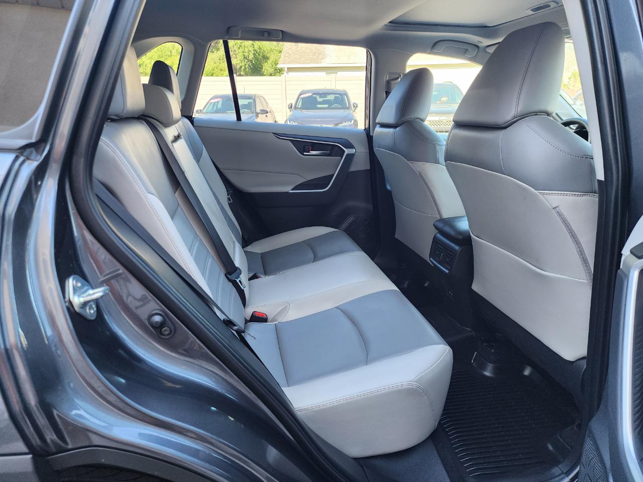 Toyota RAV4 XLE Premium AWD 2025