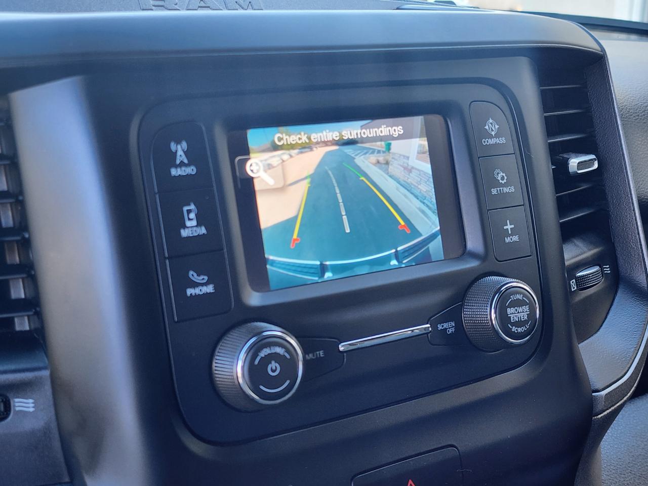 RAM 1500 Tradesman Crew Cab SB 4WD 2022