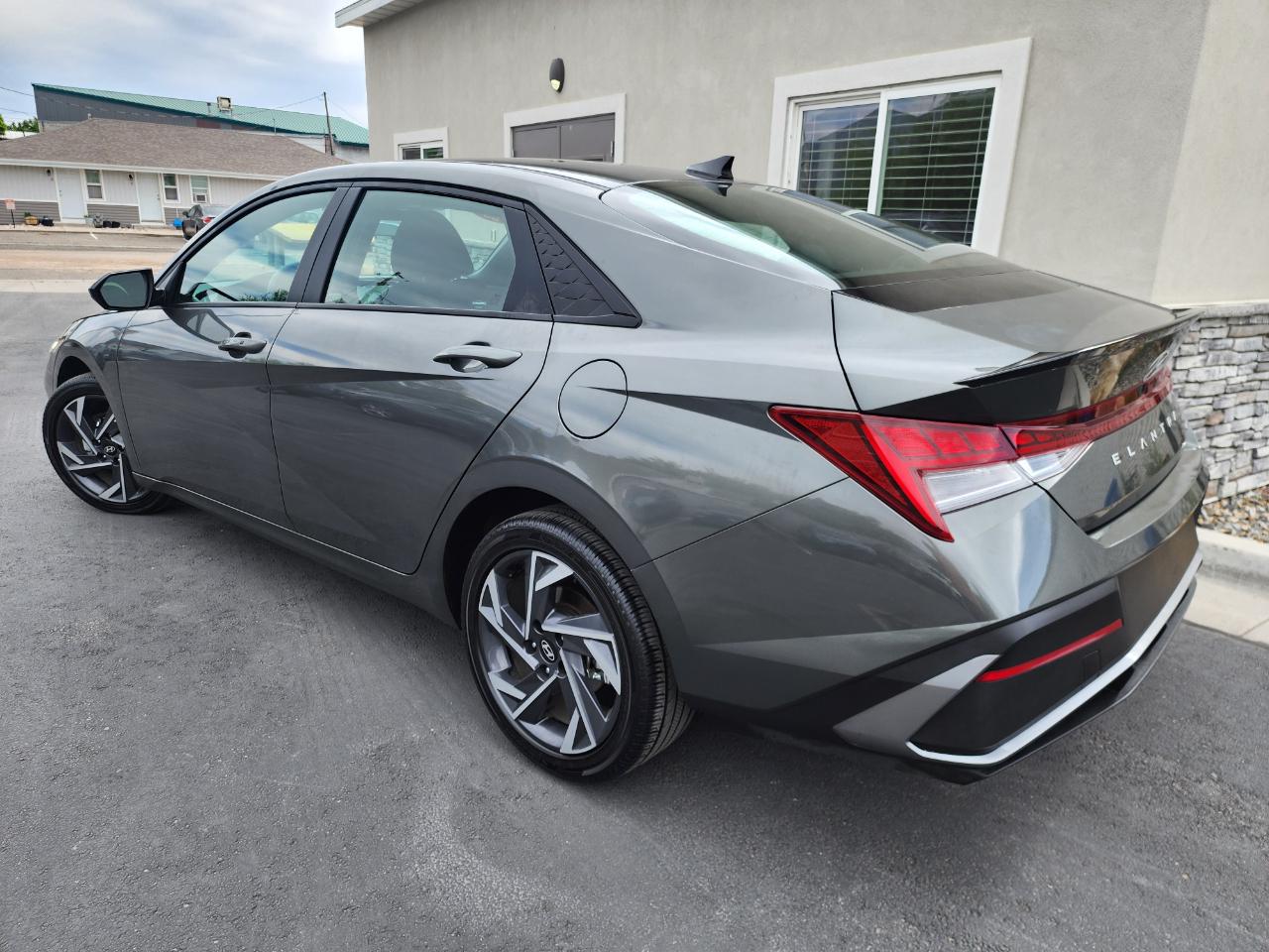 Hyundai Elantra Hybrid  2025