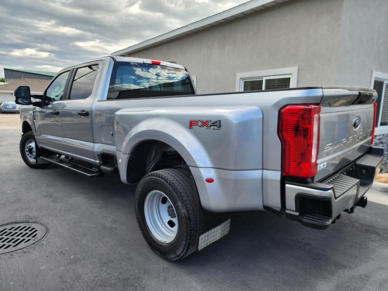 Ford F-350 SD XL Crew Cab Long Bed DRW 4WD 2023
