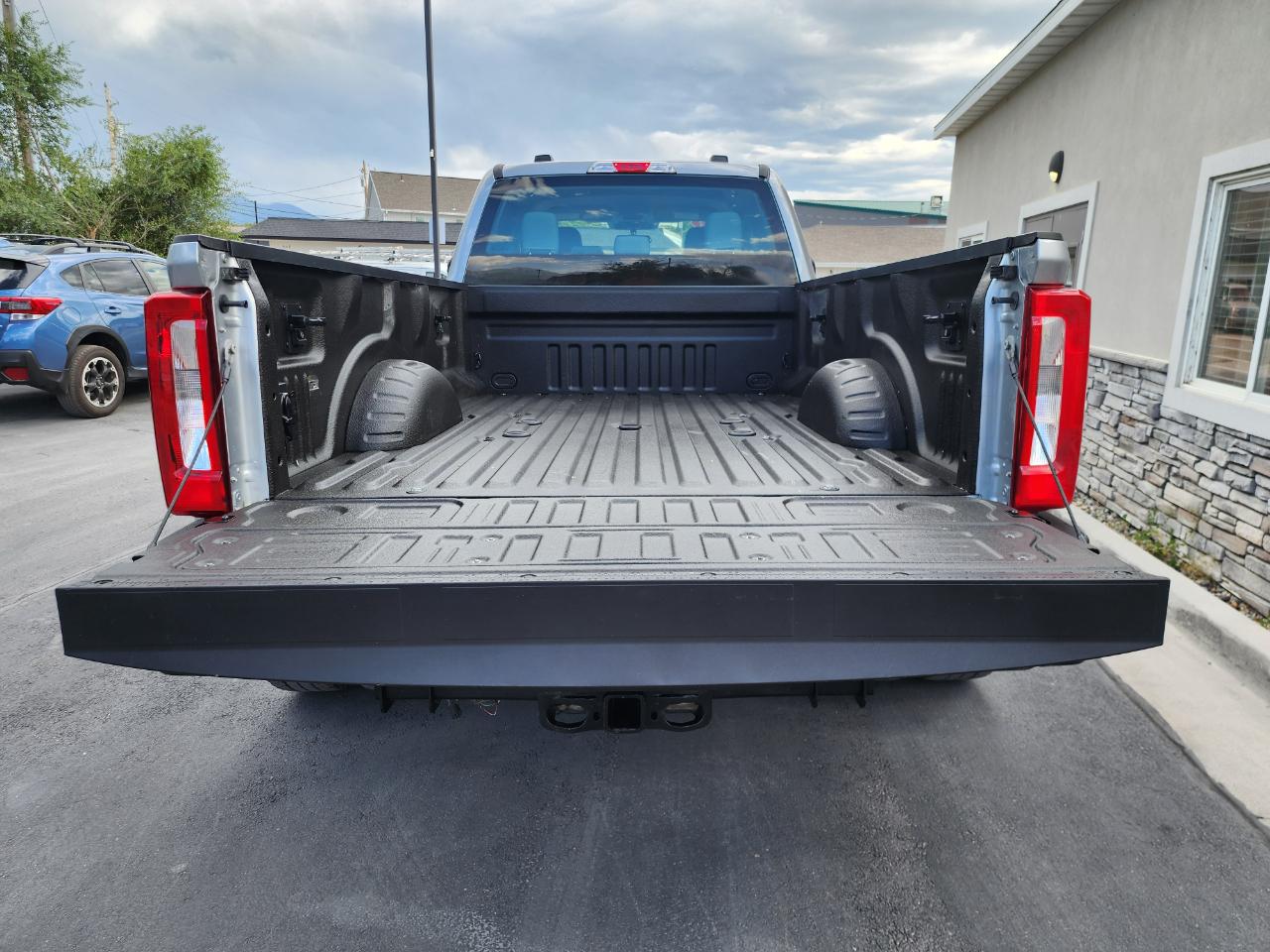 Ford F-350 SD XL Crew Cab Long Bed DRW 4WD 2023