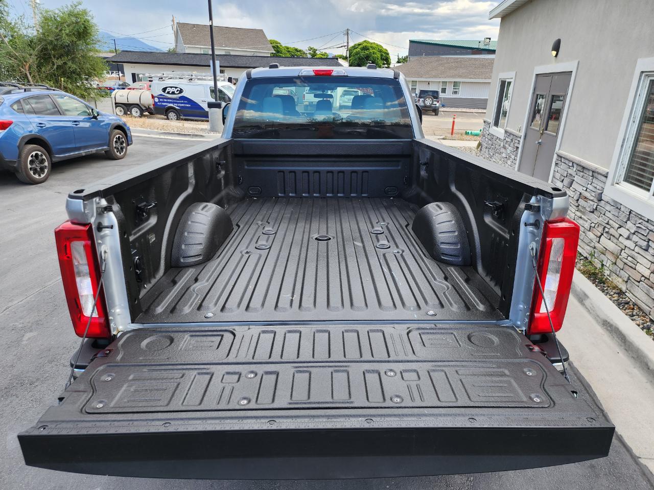 Ford F-350 SD XL Crew Cab Long Bed DRW 4WD 2023