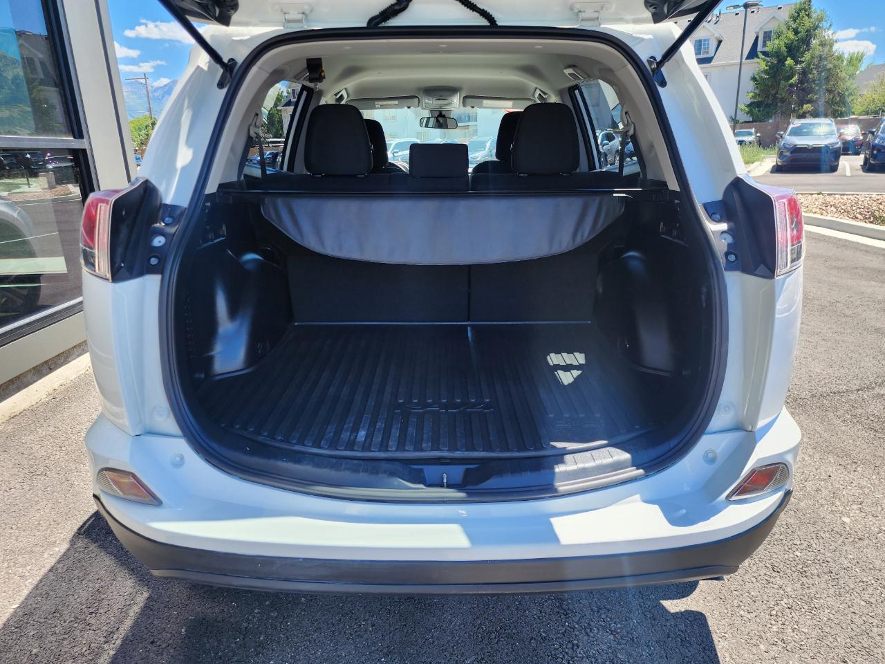 Toyota RAV4 LE AWD 2018