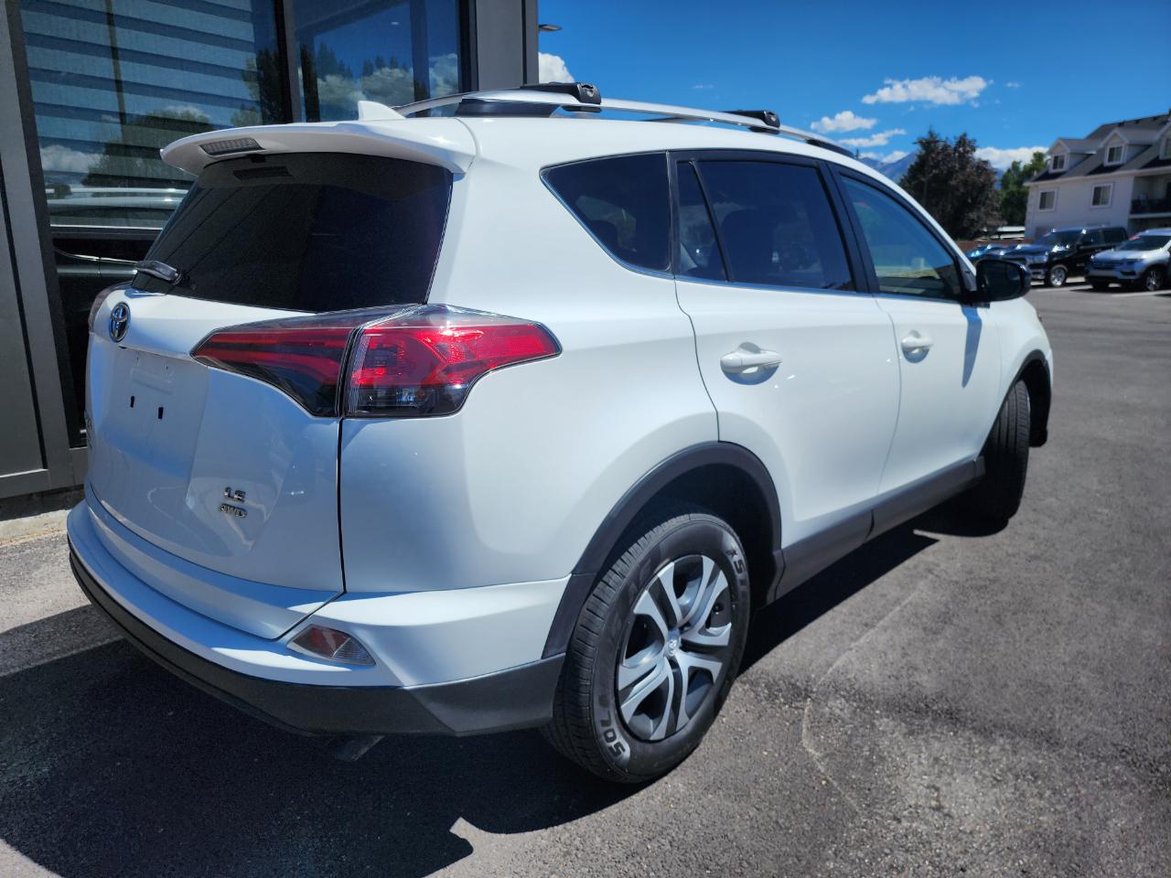 Toyota RAV4 LE AWD 2018