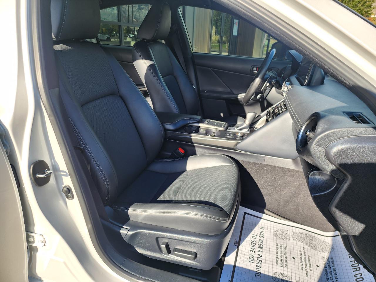 Lexus IS 300 AWD 2021