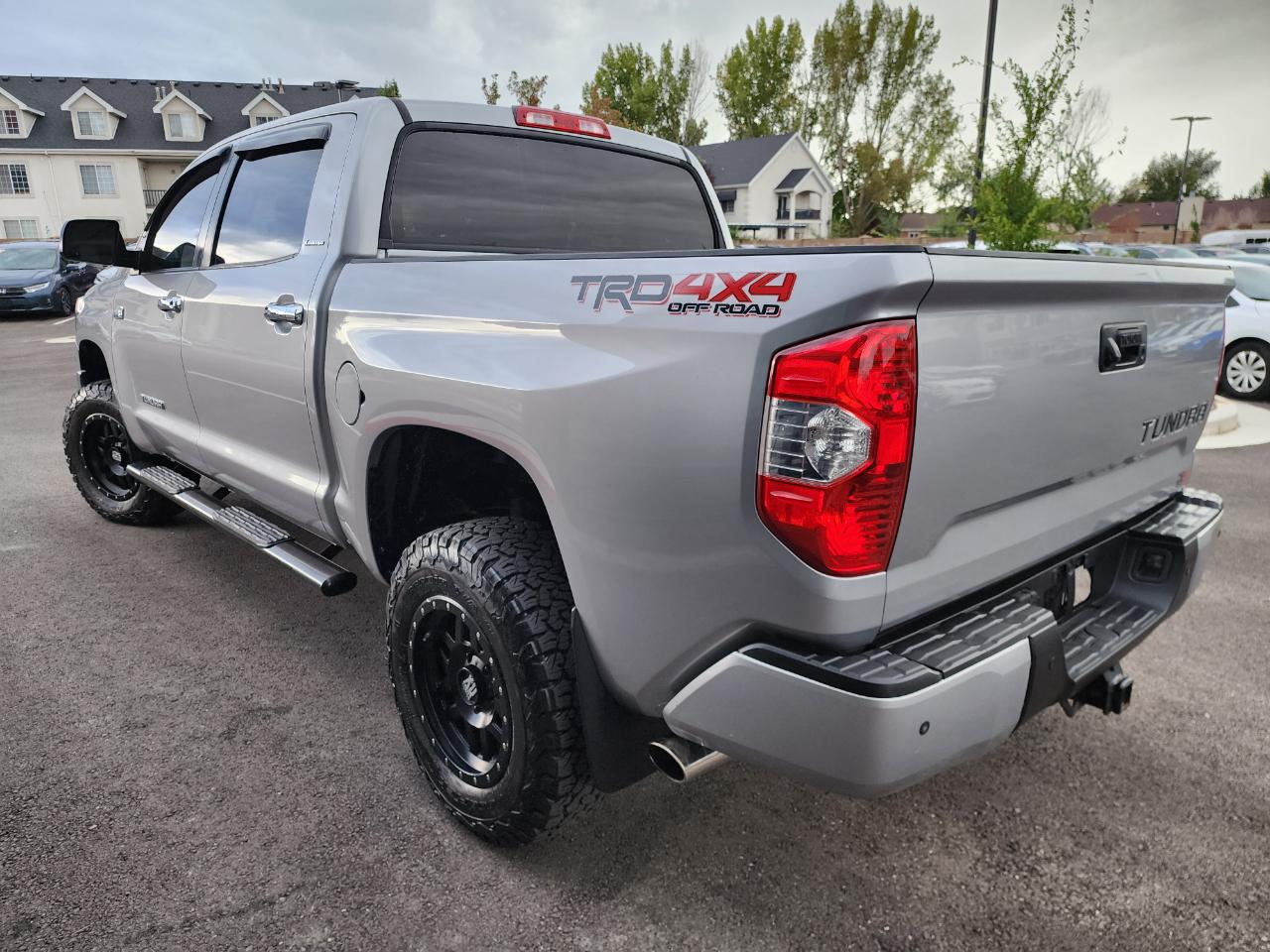 Toyota Tundra Limited 5.7L CrewMax 4WD 2017