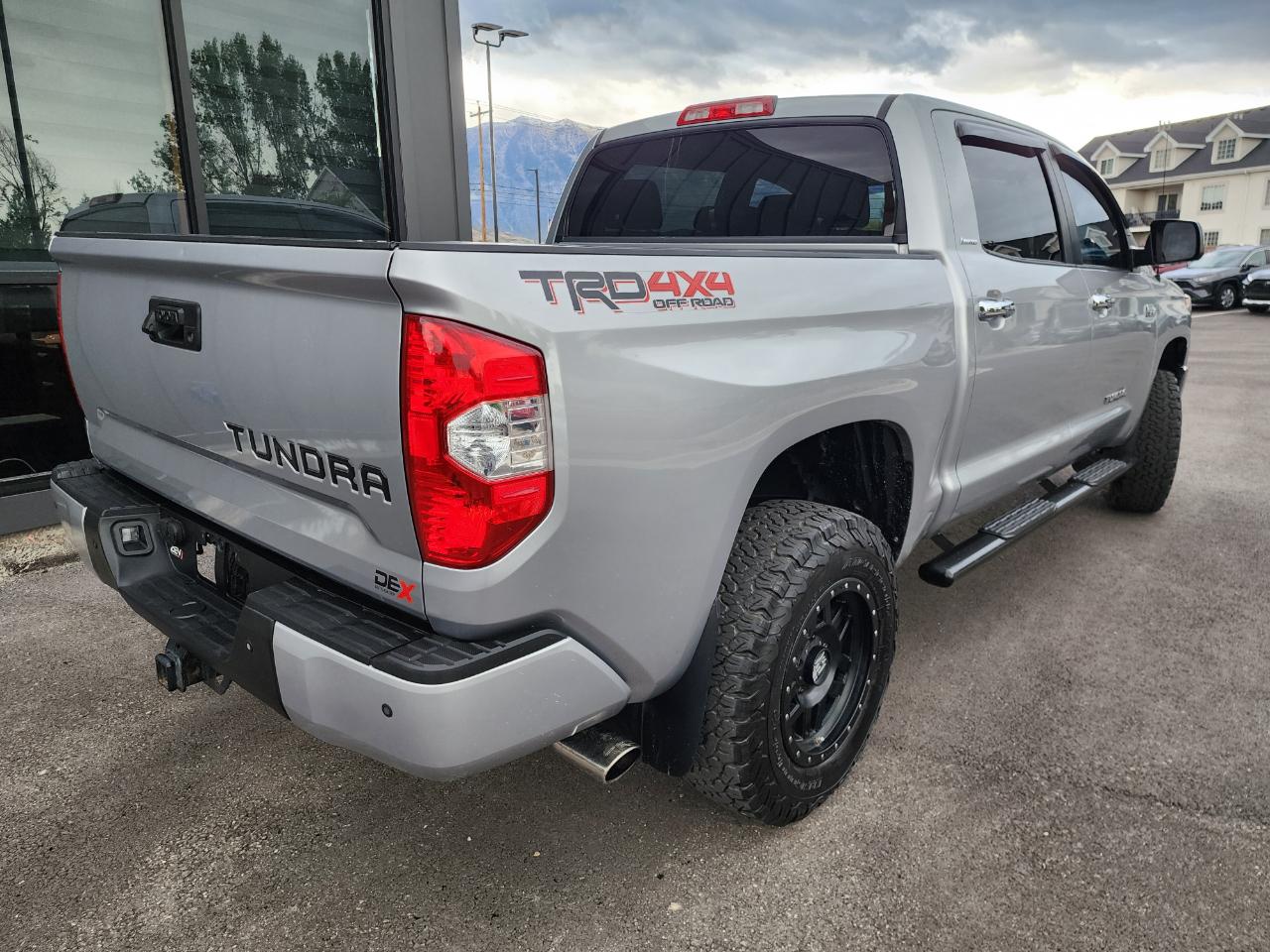 Toyota Tundra Limited 5.7L CrewMax 4WD 2017