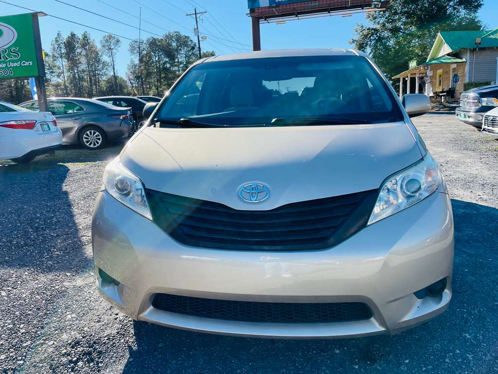 Toyota Sienna LE 8-Pass V6 2011