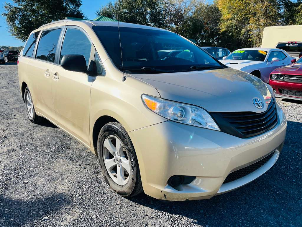 Toyota Sienna LE 8-Pass V6 2011