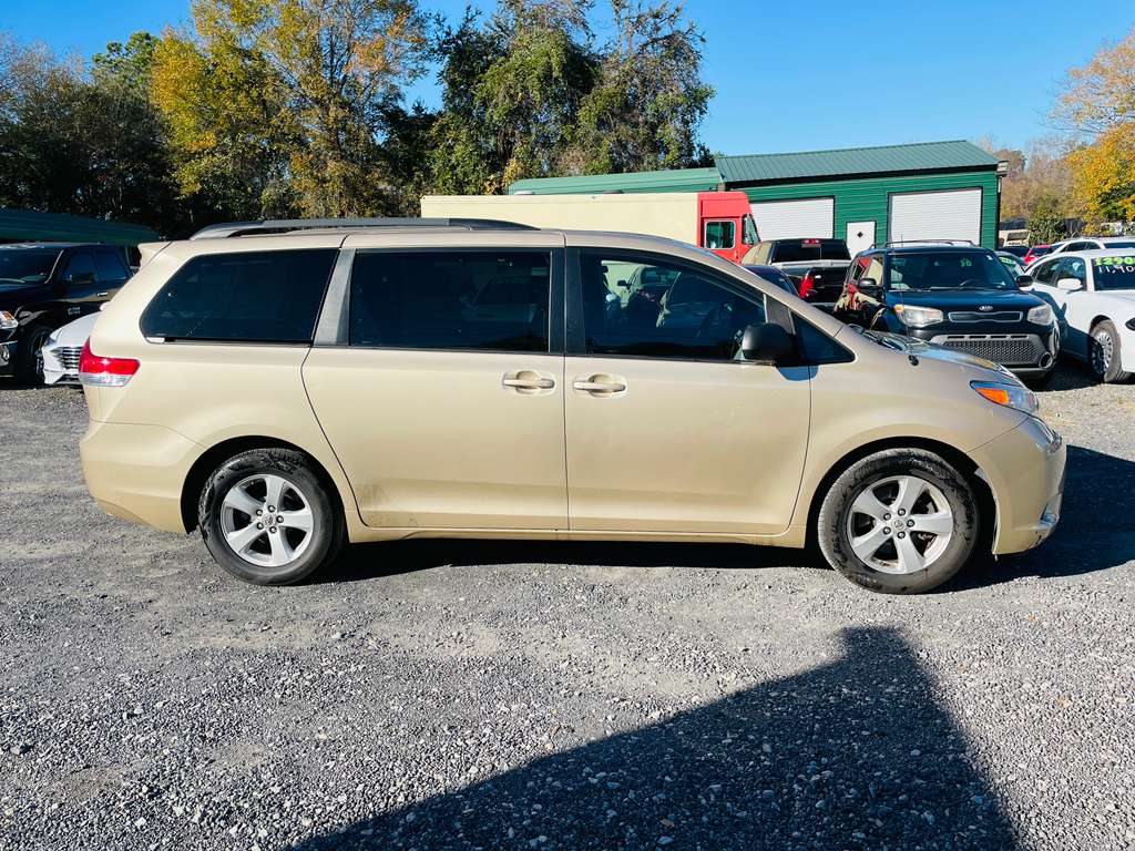 Toyota Sienna LE 8-Pass V6 2011