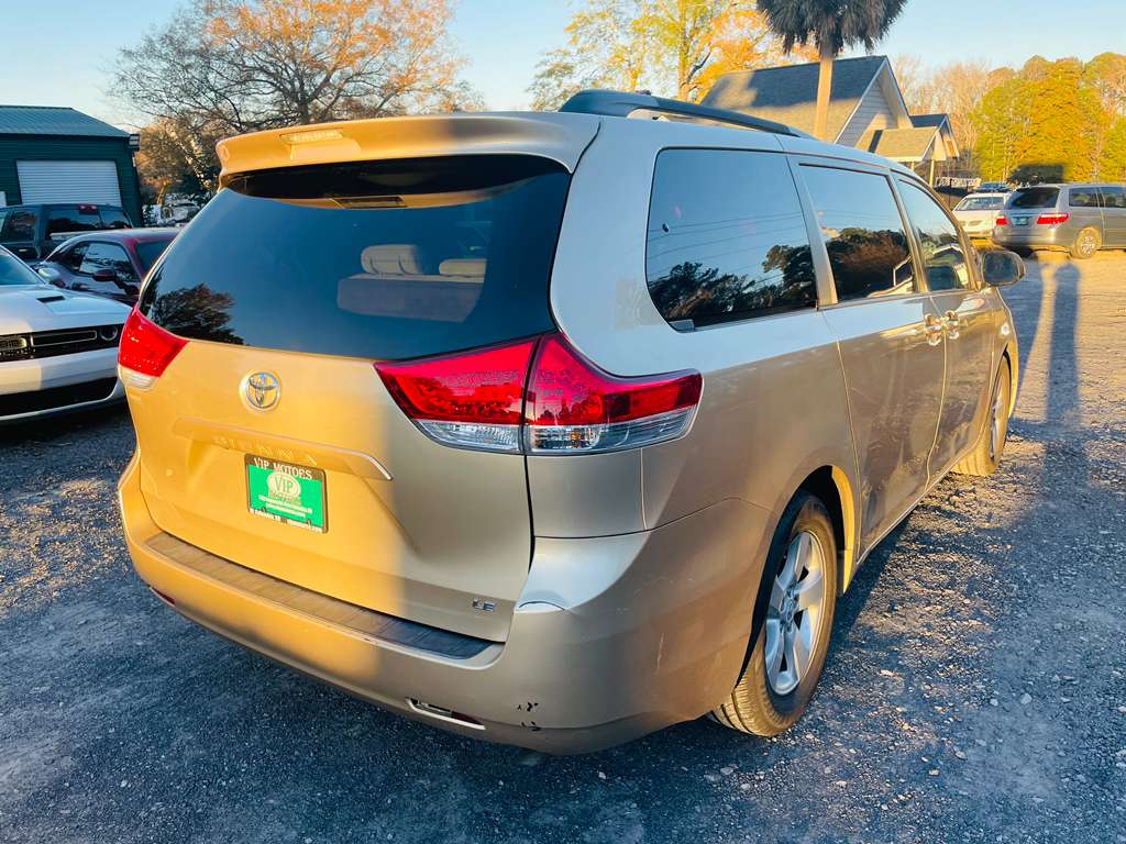 Toyota Sienna LE 8-Pass V6 2011