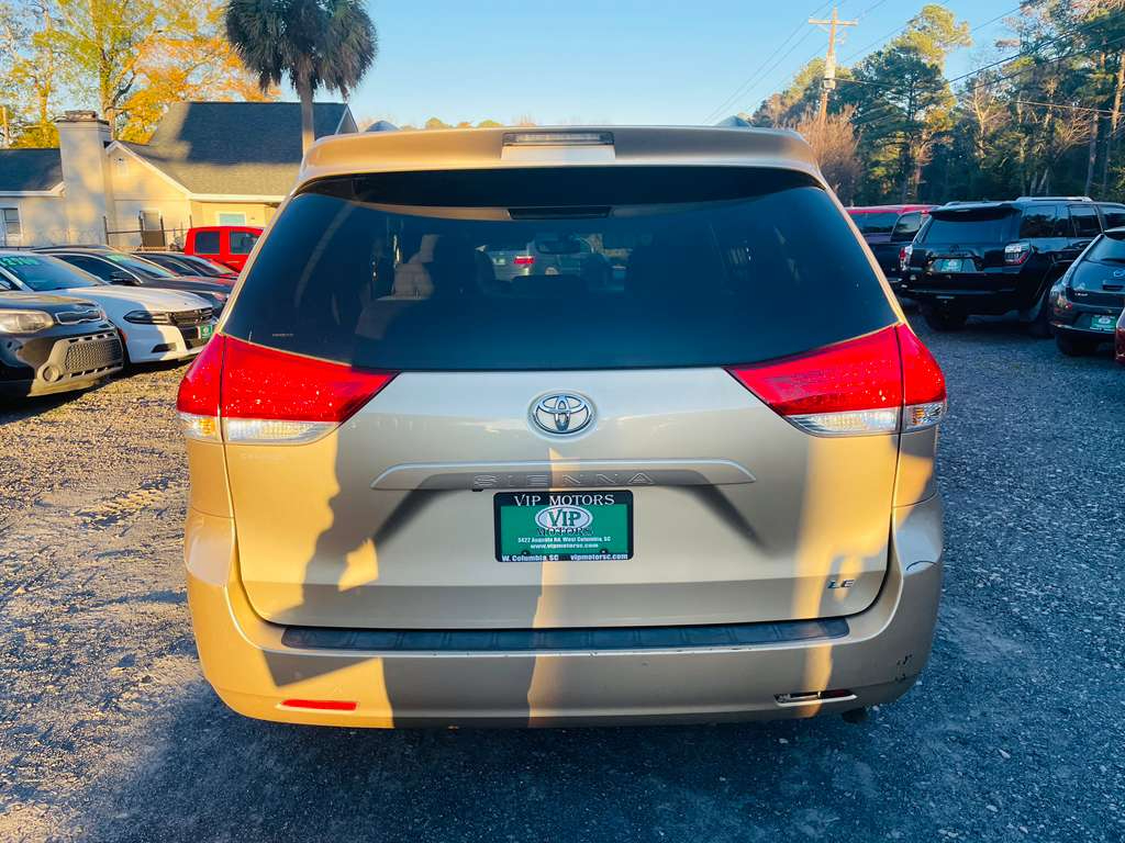 Toyota Sienna LE 8-Pass V6 2011