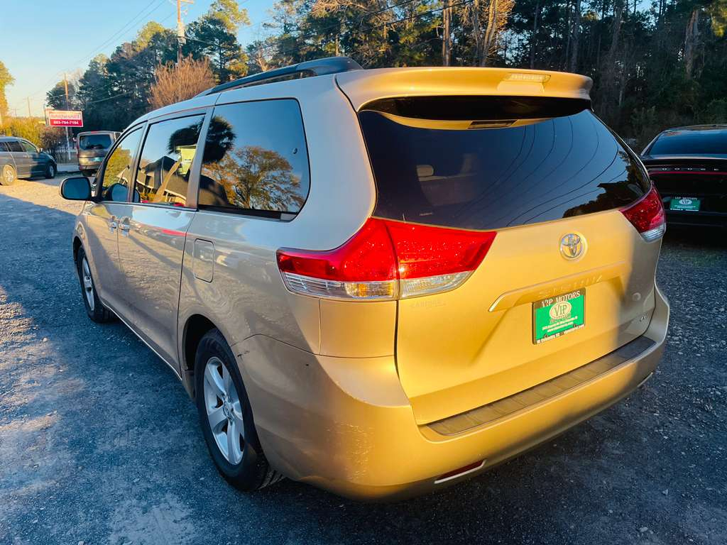 Toyota Sienna LE 8-Pass V6 2011