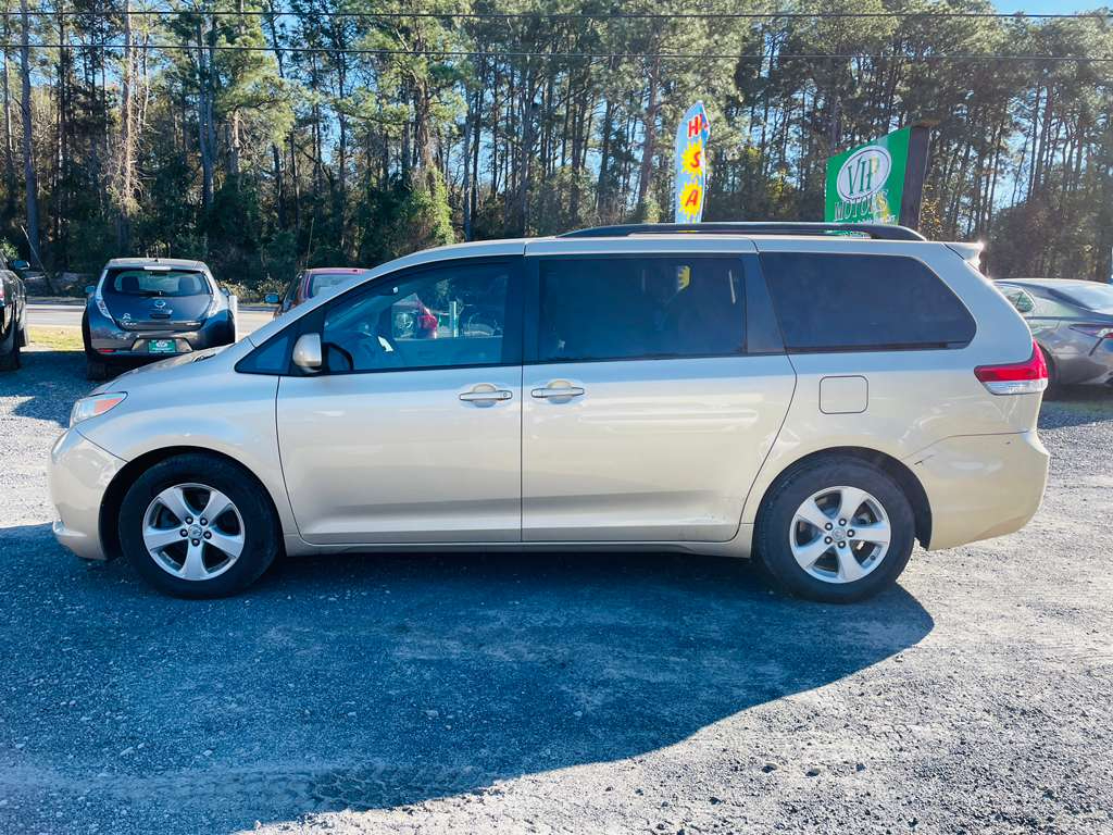 Toyota Sienna LE 8-Pass V6 2011