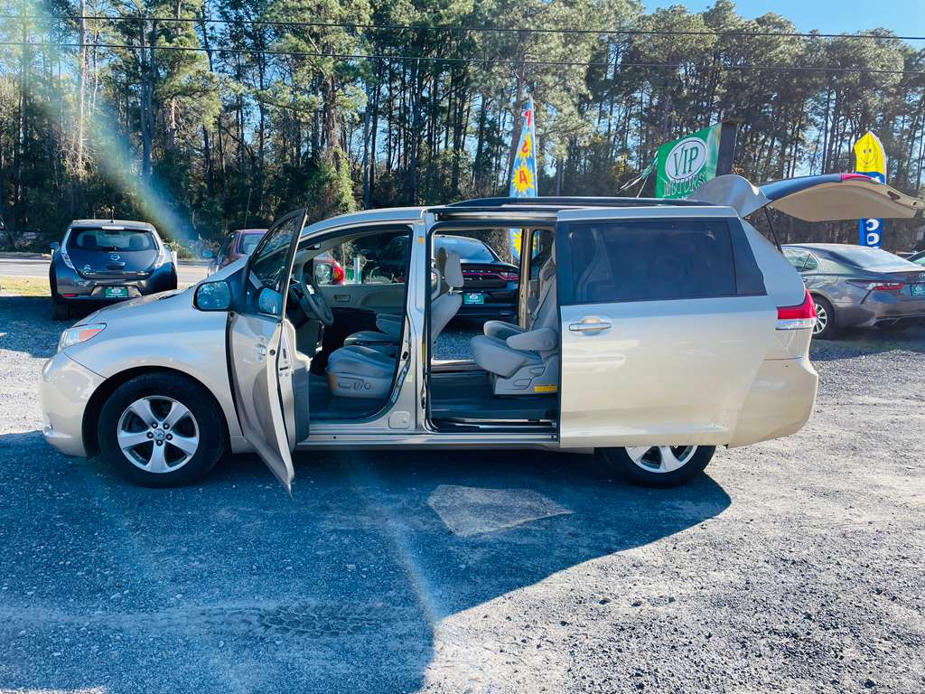 Toyota Sienna LE 8-Pass V6 2011