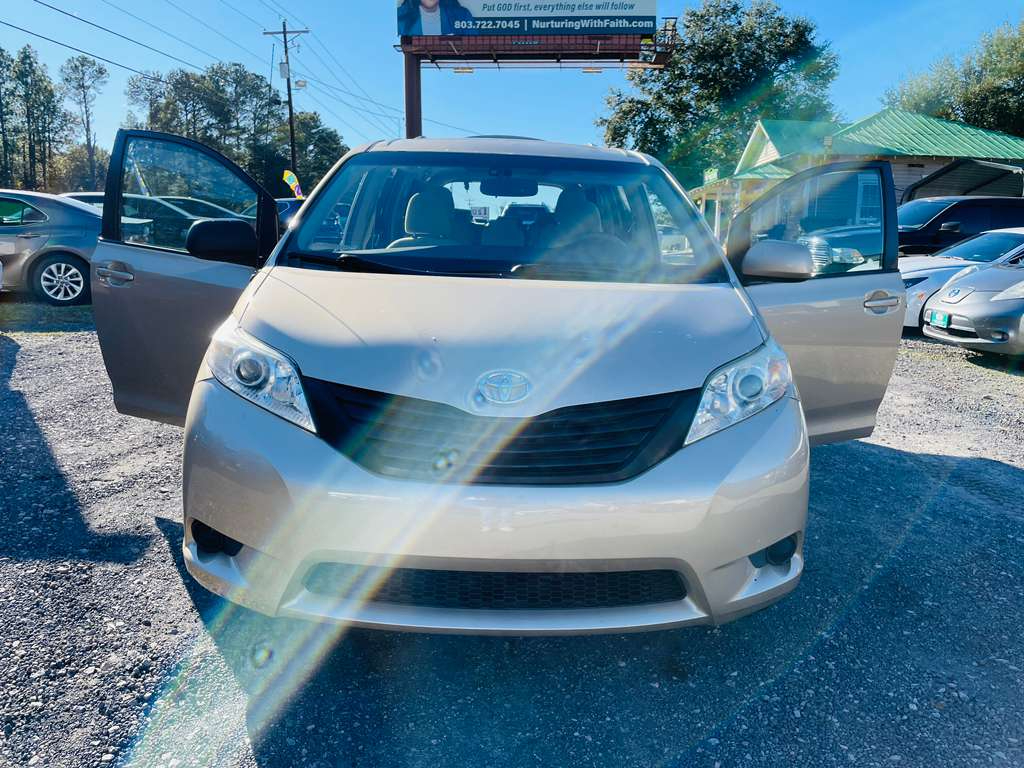 Toyota Sienna LE 8-Pass V6 2011