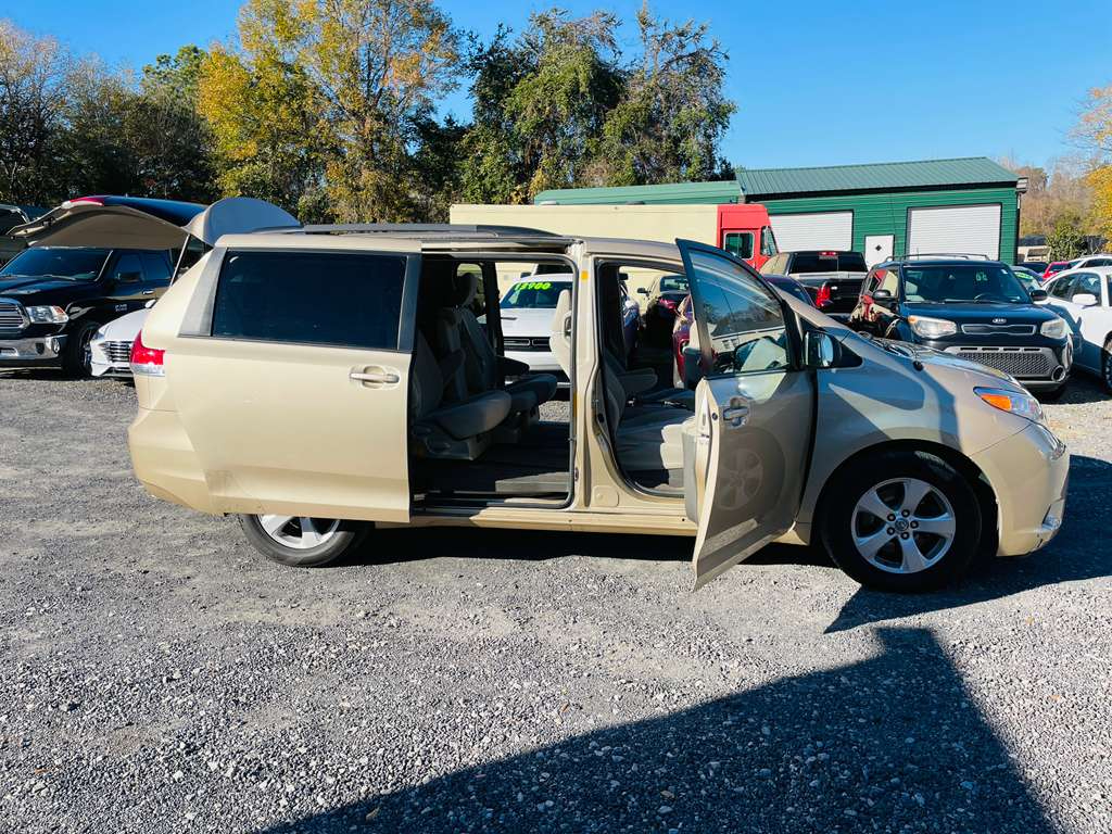 Toyota Sienna LE 8-Pass V6 2011