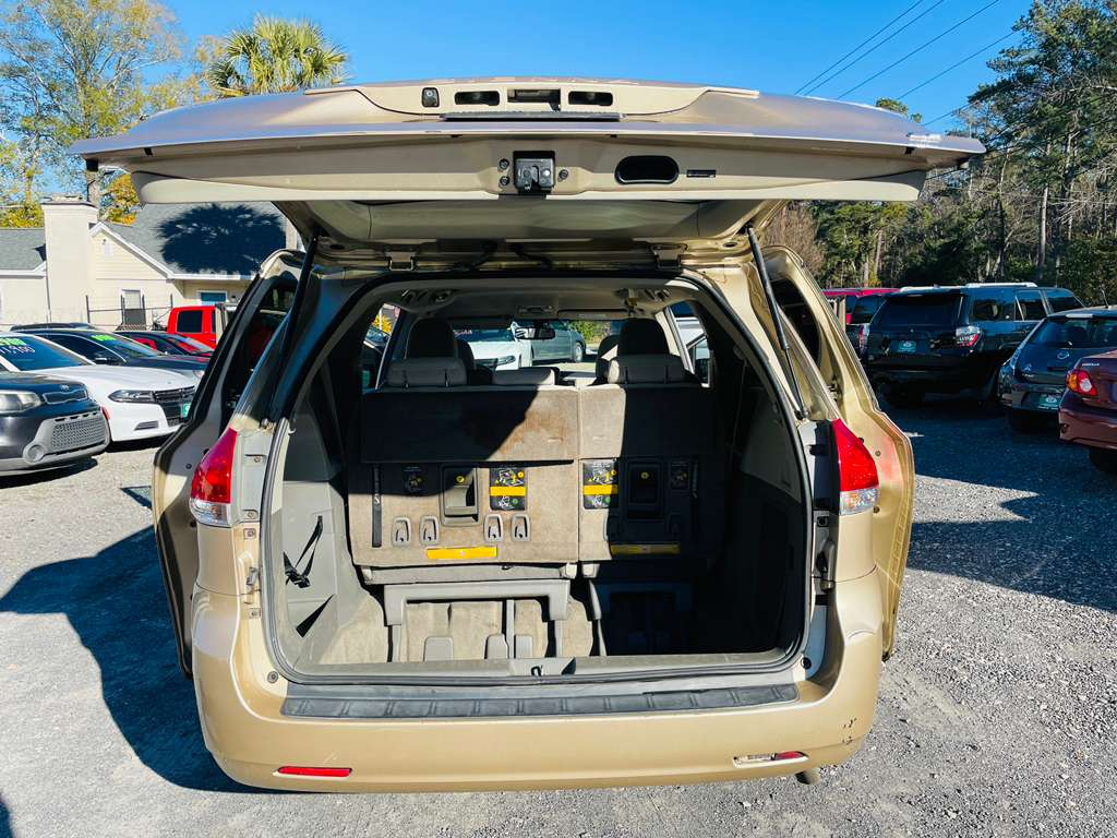 Toyota Sienna LE 8-Pass V6 2011