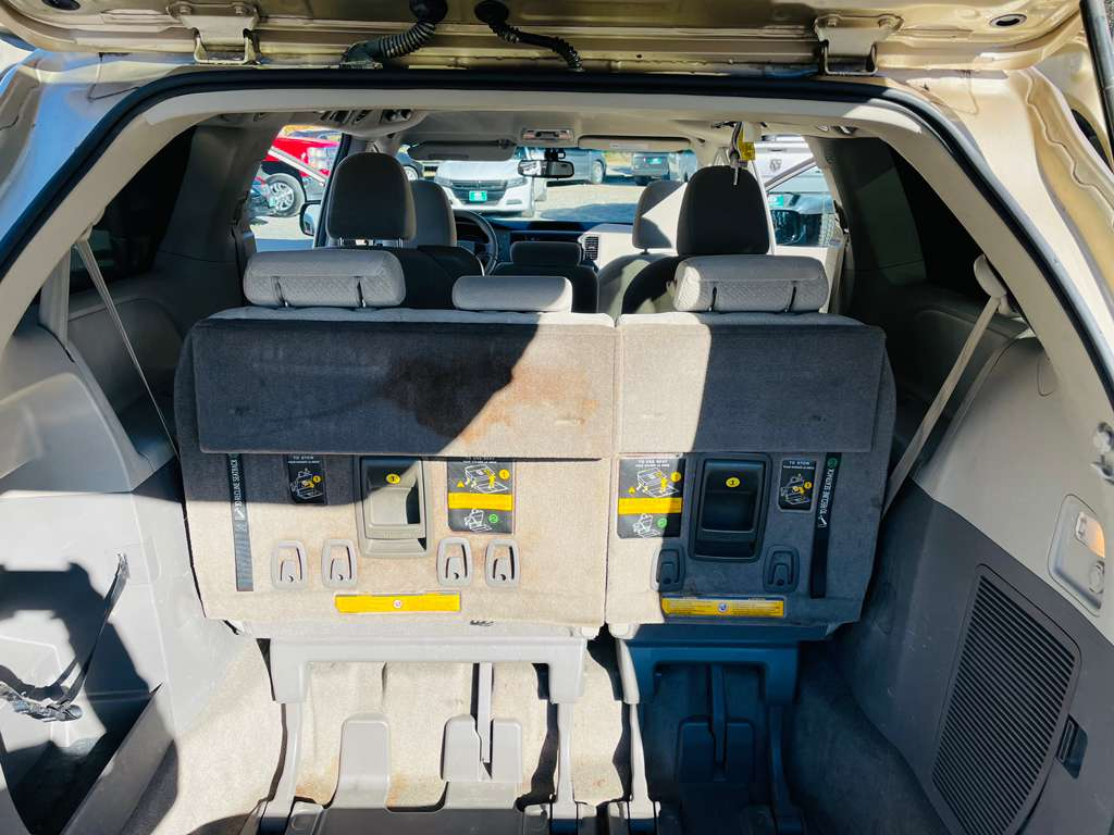 Toyota Sienna LE 8-Pass V6 2011