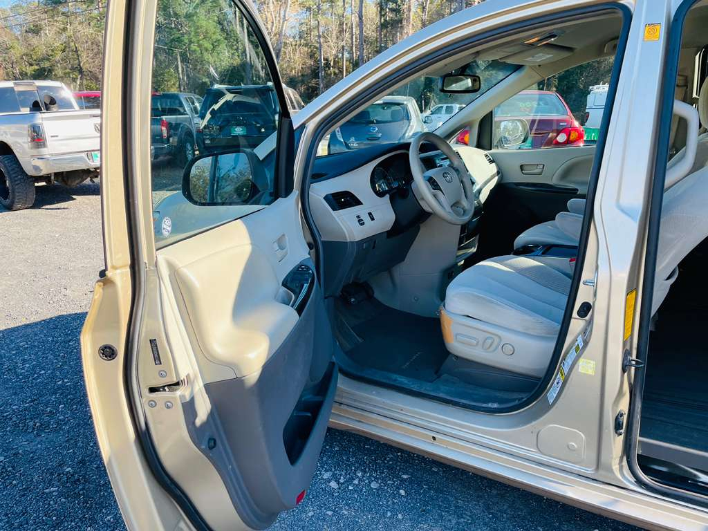 Toyota Sienna LE 8-Pass V6 2011