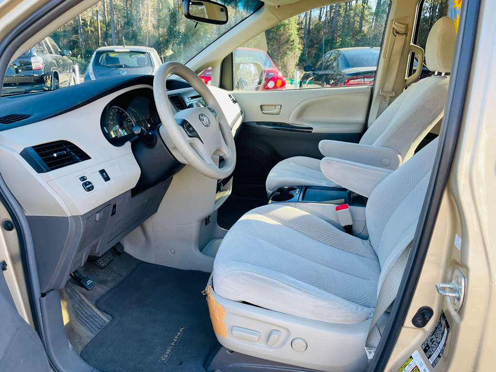 Toyota Sienna LE 8-Pass V6 2011