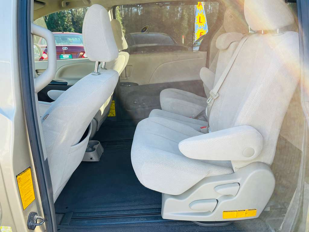 Toyota Sienna LE 8-Pass V6 2011