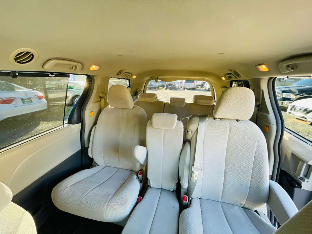 Toyota Sienna LE 8-Pass V6 2011