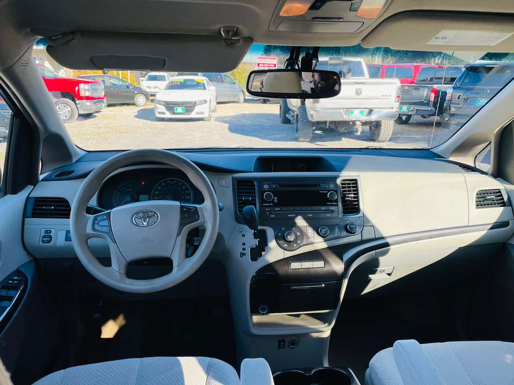 Toyota Sienna LE 8-Pass V6 2011