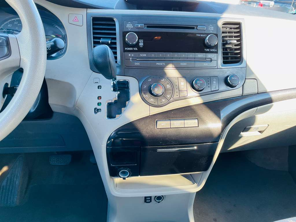 Toyota Sienna LE 8-Pass V6 2011