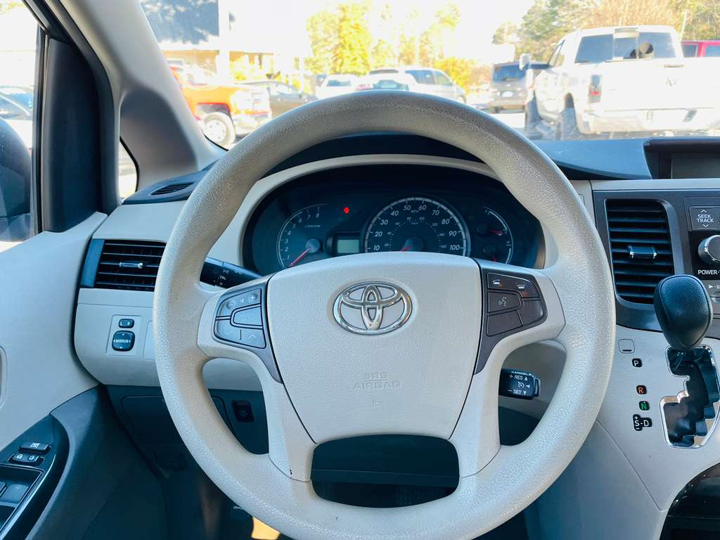 Toyota Sienna LE 8-Pass V6 2011