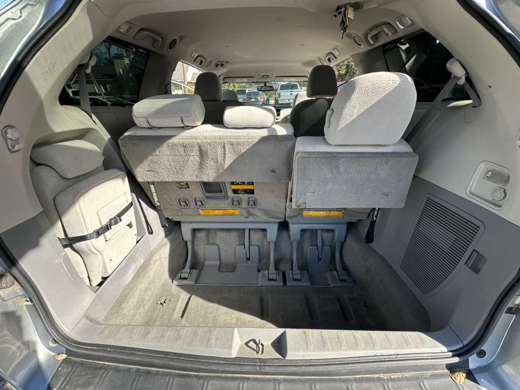 Toyota Sienna LE FWD 8-Passenger V6 2012